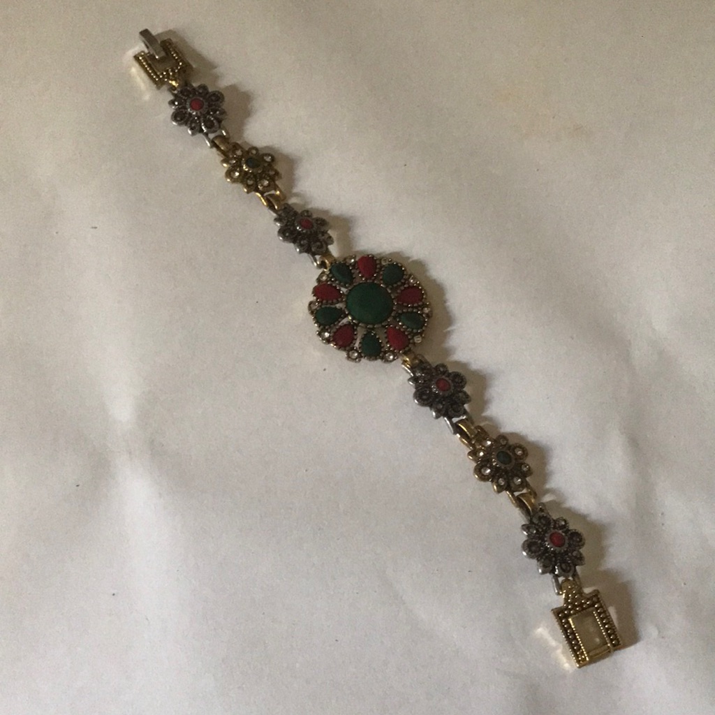 Elegant Floral Bracelet With Red And Green Rasin Beads 48$